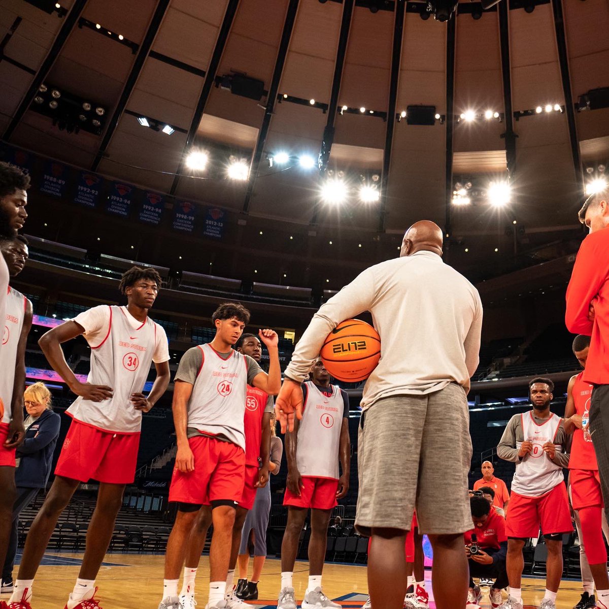 StJohnsBBall's tweet photo. Nothing better than practicing at the World’s Most Famous Arena🏀🏠 https://t.co/e5EaZmmDJl