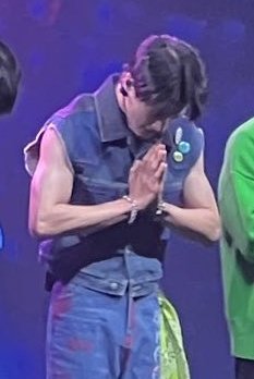 _emjayc's tweet photo. เป็นการไหว้ที่ดูแข็งแรงที่สุดในชีวิตกุละ https://t.co/Fxdow9hOkI