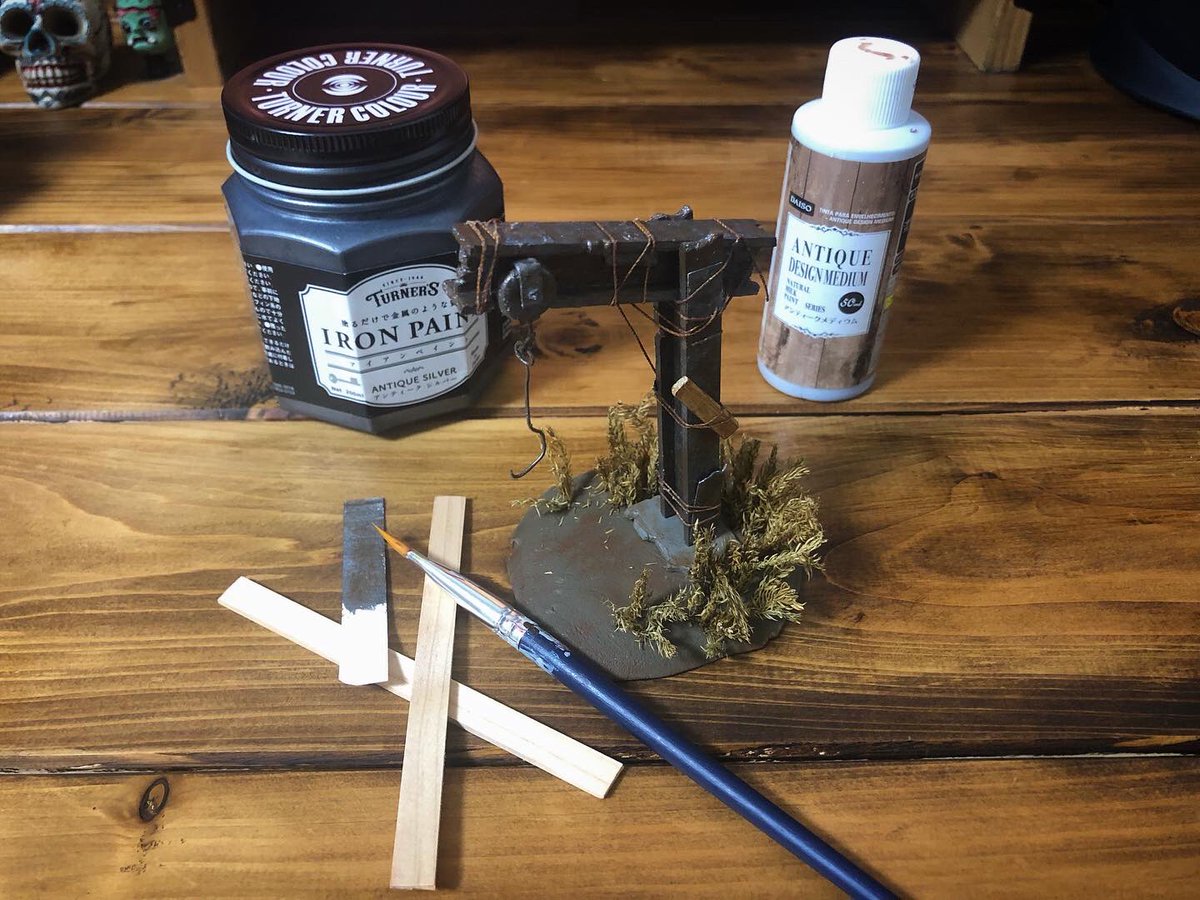 ODDkun_'s tweet photo. デドバ工作🧟
『殺人鬼のフック〜発電機とパレットでマクミラン仕立て〜』

アイアンペイントと木材以外は100均！
パレットと同じく木材はホームセンターで桧工作材2×8×900
フックの周りにドライフラワーを挿してあげることでまるで本物！？笑

#dbd #DeadbyDaylight #デッドバイデイライト #工作 https://t.co/gIKa5BQhGF
