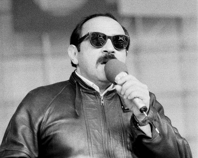RadioTiranaPL's tweet photo. Andrzej Zaucha (1949-1991) polski wokalista bluesowy i jazzowo-popowy, saksofonista. Profesjonalnie śpiewanie rozpoczął w 1969 jako wokalista jazz-rockowej grupy Dżamble. Autor takich utworów jak "Byłaś serca biciem", "Bądź moim natchnieniem", "Czarny Alibaba". #MuzykaPRL. https://t.co/a4BRGnvfZj