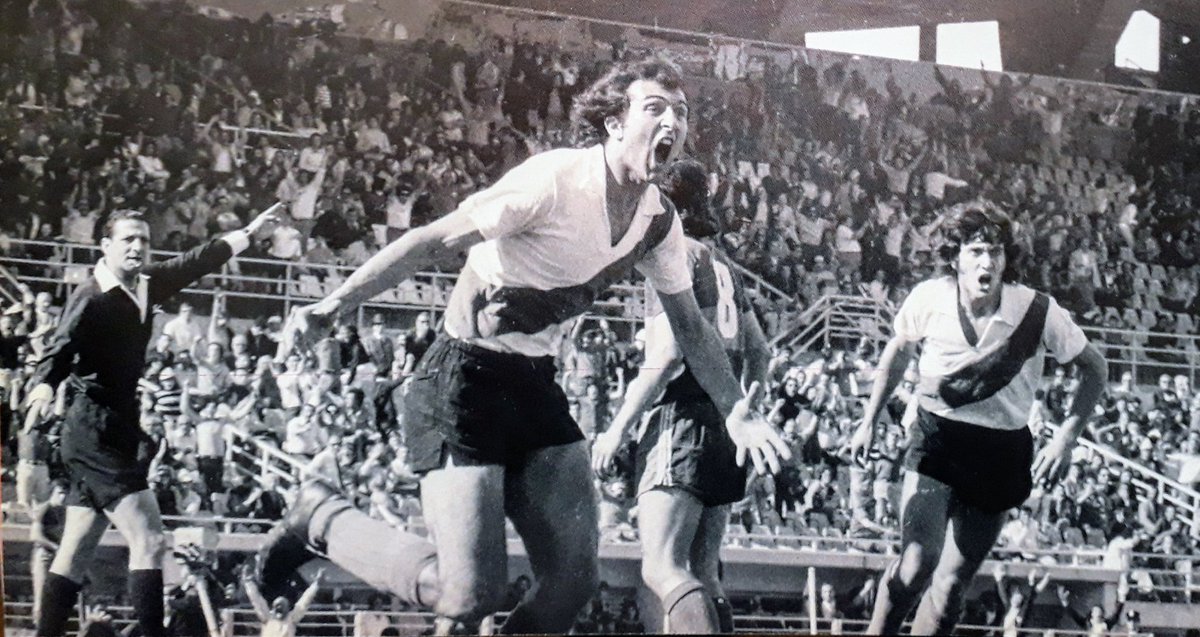 MigueBertolotto's tweet photo. A 50 años del histórico 5-4 de #River a #Boca en la cancha de Vélez.

#River ganaba 2-0 (#Mastrángelo, #Mas). Después perdía 4-2. Y terminó ganando con otro gol de #Pinino y un doblete  de #Morete). El quinto fue a los 90m. Un espectáculo extraordinario e irrepetible.

15/10/1972 https://t.co/1nZ6k8h9a2