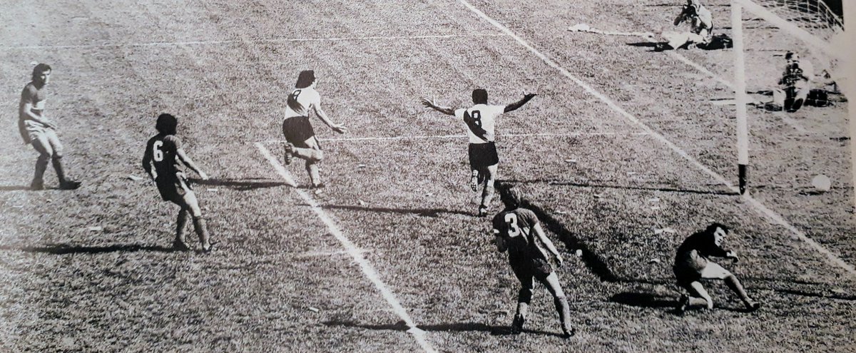 MigueBertolotto's tweet photo. A 50 años del histórico 5-4 de #River a #Boca en la cancha de Vélez.

#River ganaba 2-0 (#Mastrángelo, #Mas). Después perdía 4-2. Y terminó ganando con otro gol de #Pinino y un doblete  de #Morete). El quinto fue a los 90m. Un espectáculo extraordinario e irrepetible.

15/10/1972 https://t.co/1nZ6k8h9a2