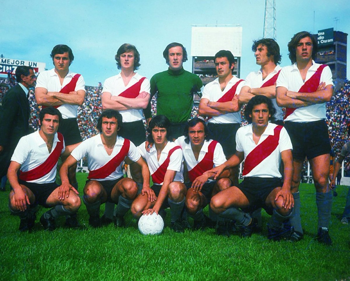 MigueBertolotto's tweet photo. A 50 años del histórico 5-4 de #River a #Boca en la cancha de Vélez.

#River ganaba 2-0 (#Mastrángelo, #Mas). Después perdía 4-2. Y terminó ganando con otro gol de #Pinino y un doblete  de #Morete). El quinto fue a los 90m. Un espectáculo extraordinario e irrepetible.

15/10/1972 https://t.co/1nZ6k8h9a2