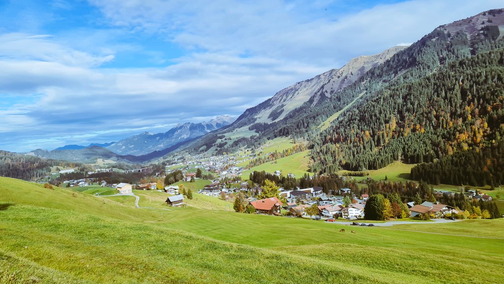 Hirschegg und Riezlern.
Berge: Kanzelwand und in der Ferne Nebelhorn.