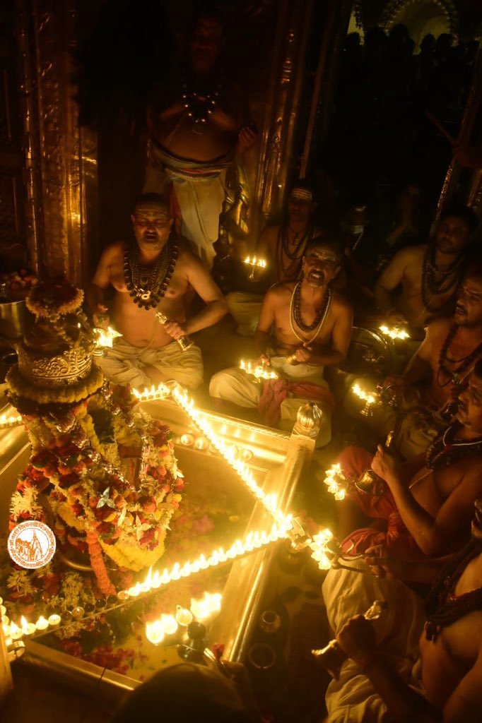 ShriVishwanath's tweet photo. आज दिनाँक 15-10-2022 को श्री काशी विश्वनाथ मंदिर के सप्तऋषि आरती के दर्शन।

#Blessings  #SandhyaAarti #SaptrishiAarti #Varanasi #Aarti #Kashi #Jyotirlinga #VishwanathDham https://t.co/wYBO1NrzUx