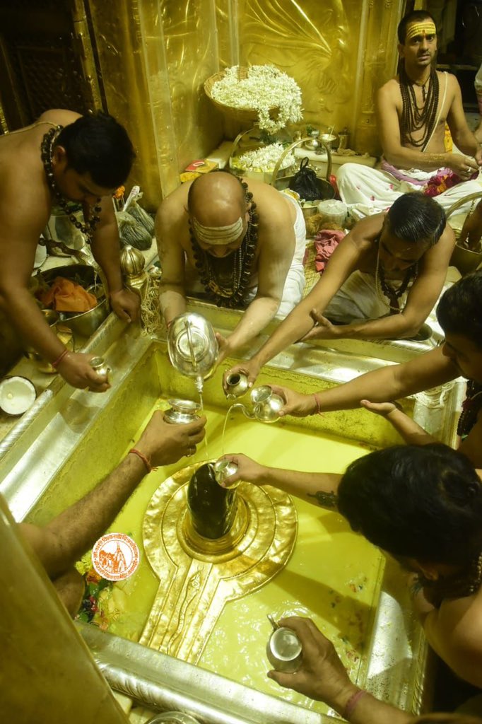 ShriVishwanath's tweet photo. आज दिनाँक 15-10-2022 को श्री काशी विश्वनाथ मंदिर के सप्तऋषि आरती के दर्शन।

#Blessings  #SandhyaAarti #SaptrishiAarti #Varanasi #Aarti #Kashi #Jyotirlinga #VishwanathDham https://t.co/wYBO1NrzUx