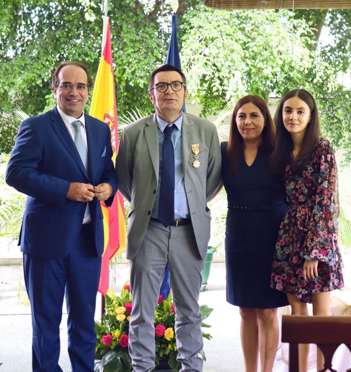 EmbEsElSalvador's tweet photo. Rendimos homenaje a D. Santiago Nogales, imponiéndole la Cruz de Oficial de la Orden de Isabel La Católica🎖, por su labor incansable en favor de los españoles en El Salvador (@CentroEspanoles ) y los niños salvadoreños que estudian en el @ColPadreArrupe 👨🏻‍🎓👩🏻‍🎓
¡Enhorabuena!👏👏 https://t.co/0Zk9iZFgzy