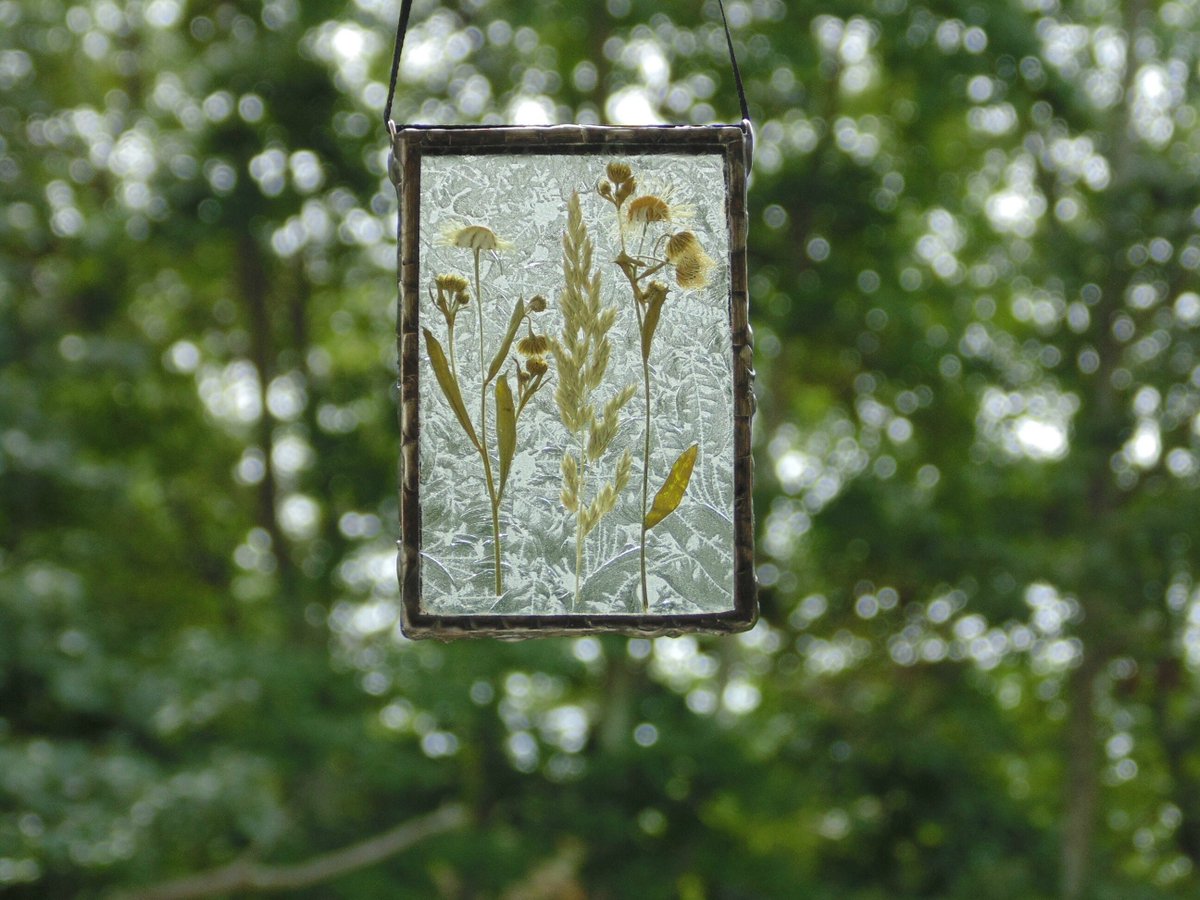 Pressed flowers stained glass ornament, wildflower wall art, nature inspired  Cottagecore decoration tuppu.net/26099d64 #DesignsStainedGlass #Etsy #CottagecoreDecor