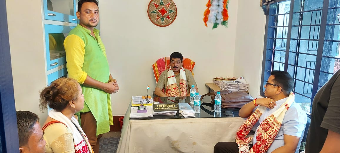 DarrangDc's tweet photo. DC Darrang inspected PMAY and Mgnrega schemes at Bahabari and Bihudia Gaon Panchayats under Dalgaon Sialmari Development Block. He directed the Gaon Panchayat members and concerned BDO to make concentrated effort in timely completion of the schemes. 
#PMAY #mgnregascheme https://t.co/KKOudfnW4x