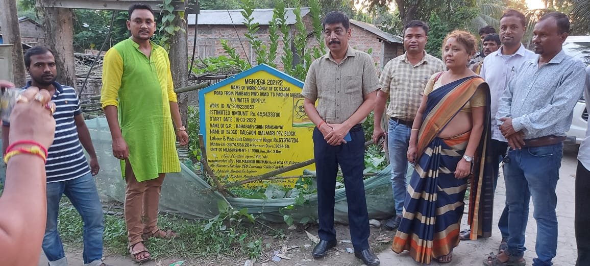 DarrangDc's tweet photo. DC Darrang inspected PMAY and Mgnrega schemes at Bahabari and Bihudia Gaon Panchayats under Dalgaon Sialmari Development Block. He directed the Gaon Panchayat members and concerned BDO to make concentrated effort in timely completion of the schemes. 
#PMAY #mgnregascheme https://t.co/KKOudfnW4x