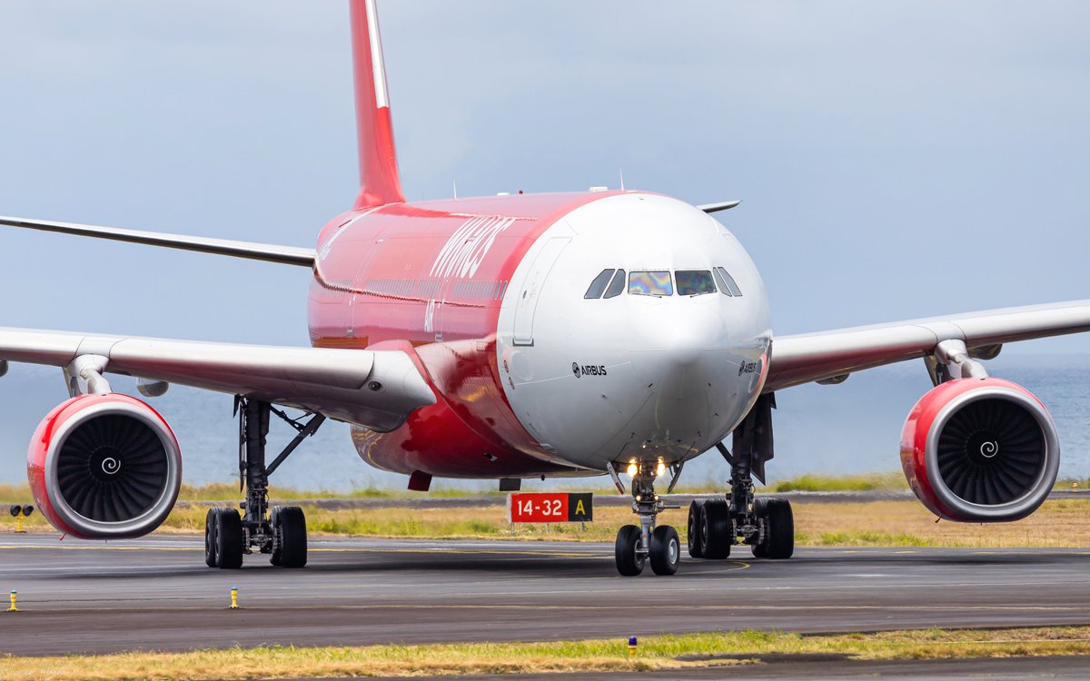 OlivierHoarau's tweet photo. 🇪🇸 In #LaReunion today, we had an #Airbus #A330 with some touch of red 😁 @Wamosair #ECNTY, an ex #AirAsia #9MXXY flying as #UU972 arrived this morning 👋
#Avgeek #Wamos #AirAustral #ReunionIsland #A330300 https://t.co/IzZJkRAhxm
