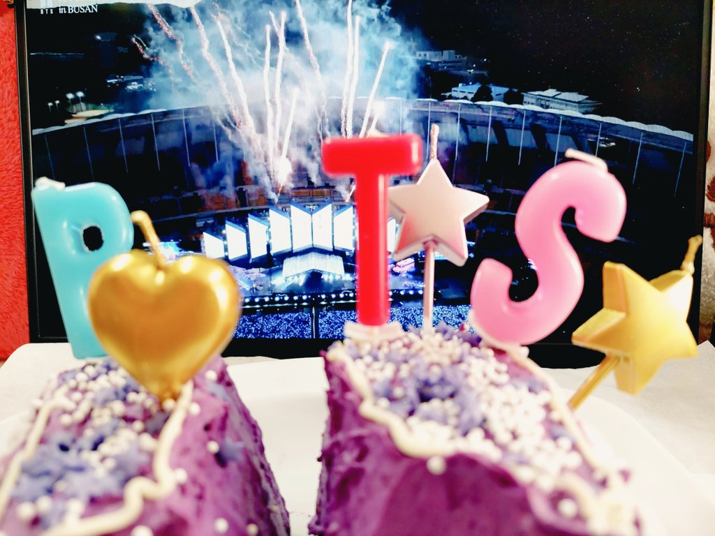 kumelight's tweet photo. BTSBUSANLIVE free live u cab join the live at home！sooooo happy and excited！greatBTS  #BTS_YetToCome_Wevers_Live #BTSYetToComeinBusan #BTS_YetToCome_in_BUSAN #BTSARMY https://t.co/9iNuEk4kQG