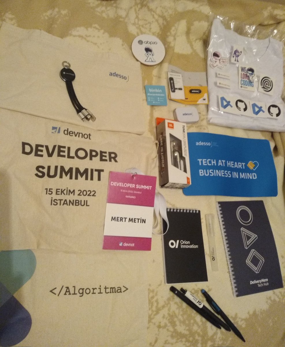 _mertmetin's tweet image. Konferans sonrası geleneği: Toplanan ganimetleri sergilemek 😂 #devnotsummit