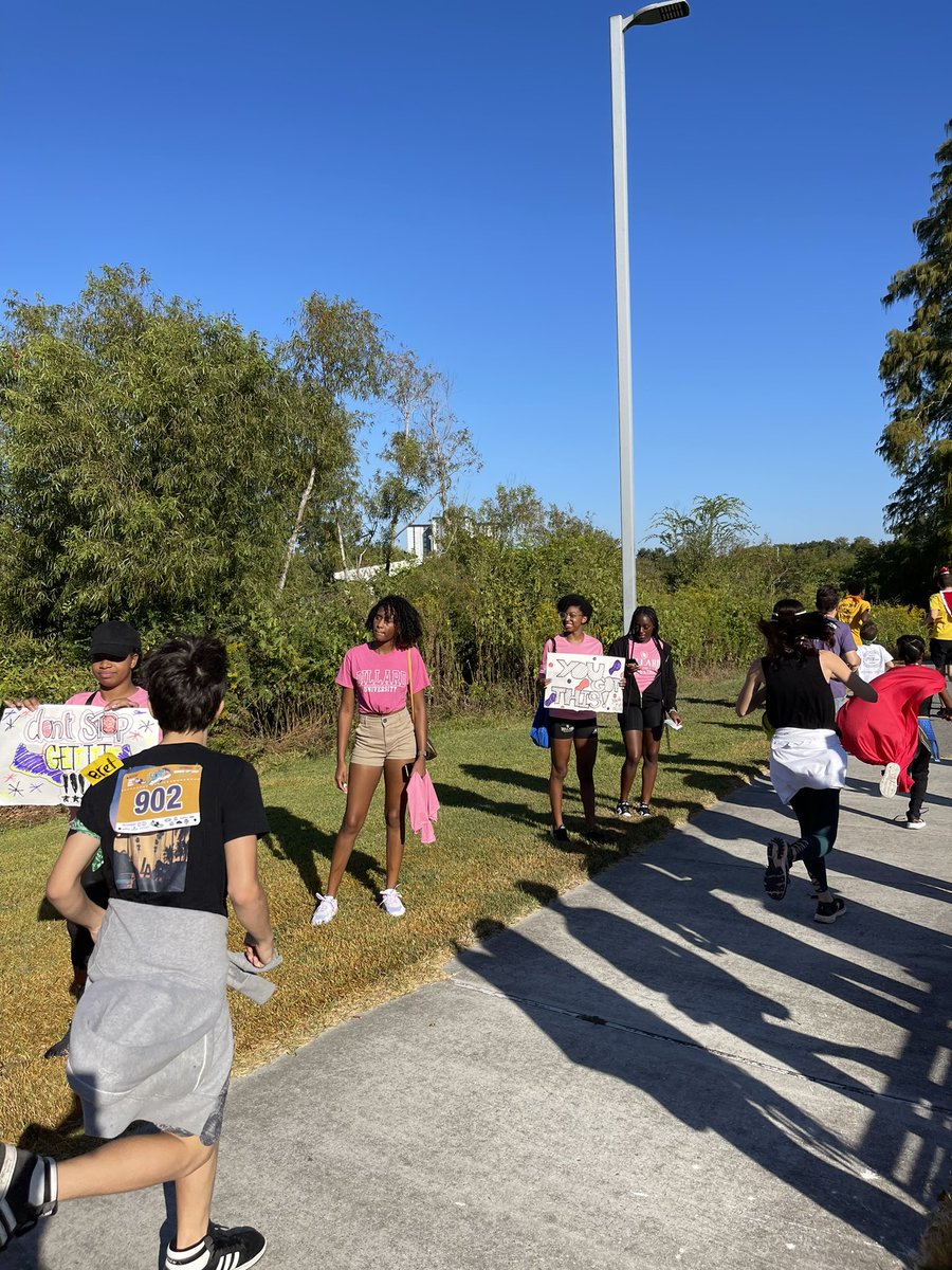 _thetrackcoach_'s tweet photo. We outside.. supporting our community #bleudevilstrack https://t.co/vCWJ7A0Eso