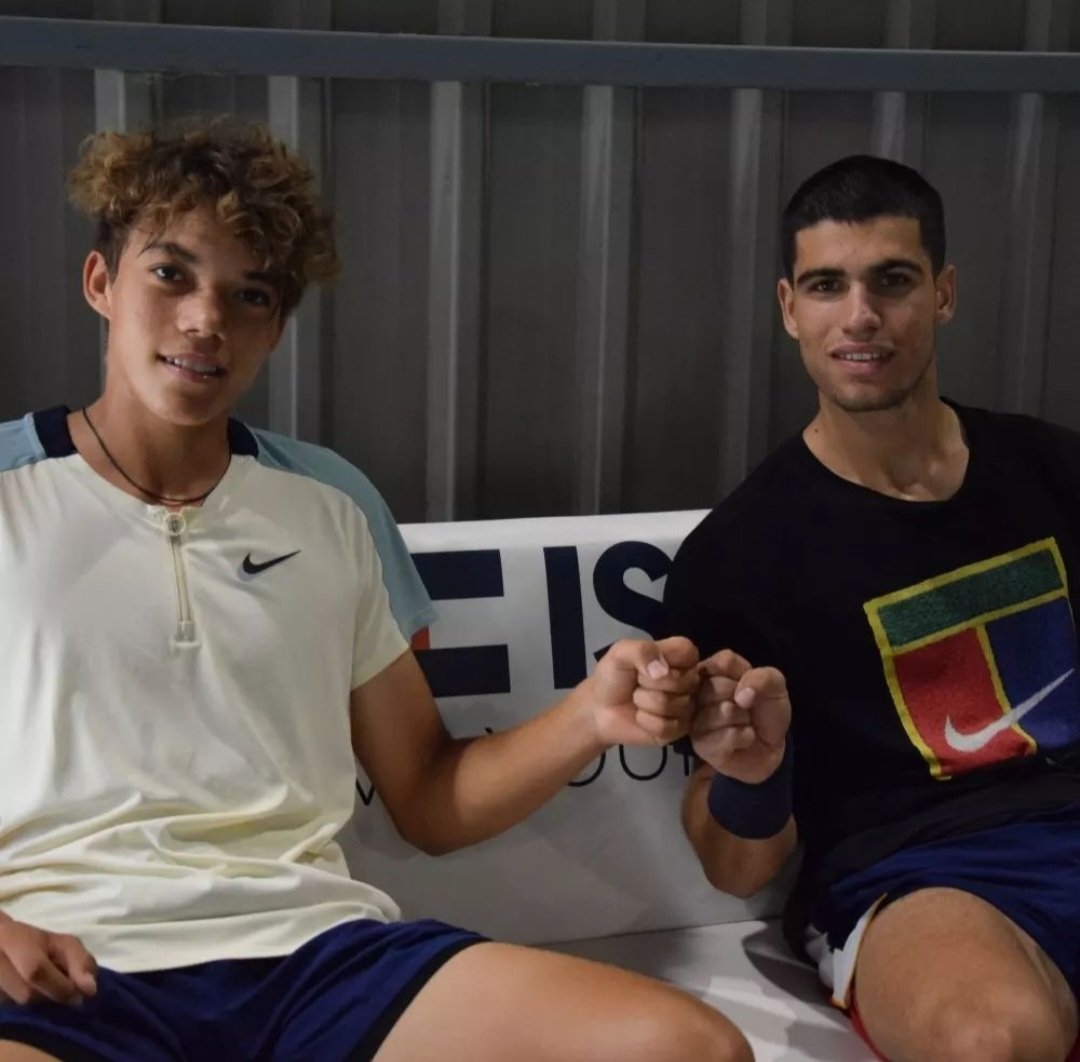 Parsa_Nemati's tweet photo. Blue-chip recruit Darwin Blanch (ITF juniors rank of #199 / UTR 12.26 / #2 in class of 2025 @TennisRecNet) has turned pro and signed with @IMGTennis. Represented by both @JuanKGerard &amp; @AlbertMolina3.

Turned 15 two weeks ago and joins his older bros Dali &amp; @UlisesBlanch on tour. https://t.co/2hNxExInTI