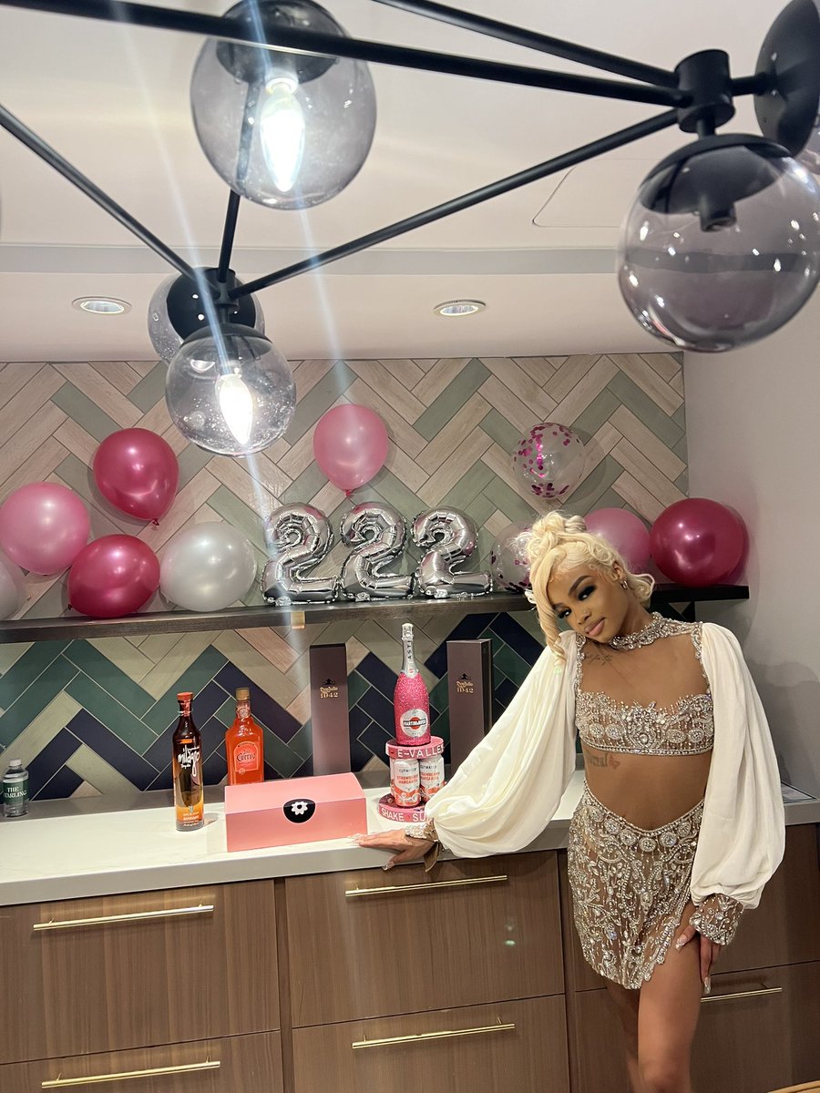 etherealevvy's tweet photo. My 21st was rlly perfect ⭐️ #evalley https://t.co/LOY2v5lsFs