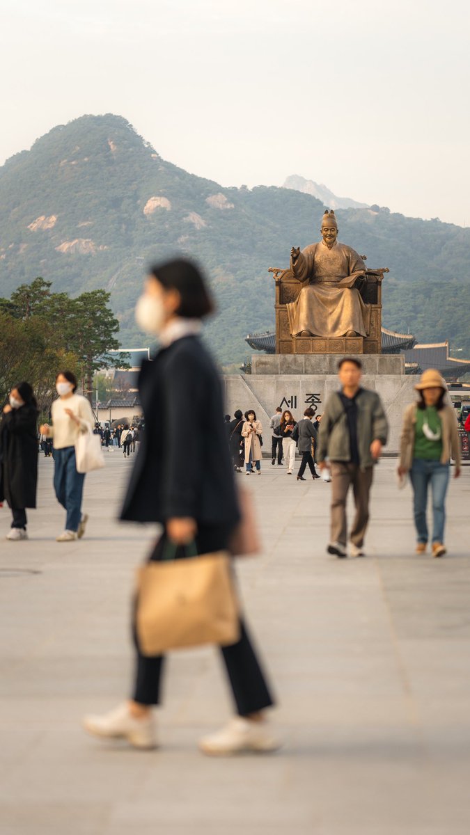 qvist's tweet photo. Seoul, day 3: Gwanghwamun + Jonggak Avenue of Youth. #seoul #streetphotography #jongno #jonggak #gwanghwamun https://t.co/82gA57NHMS