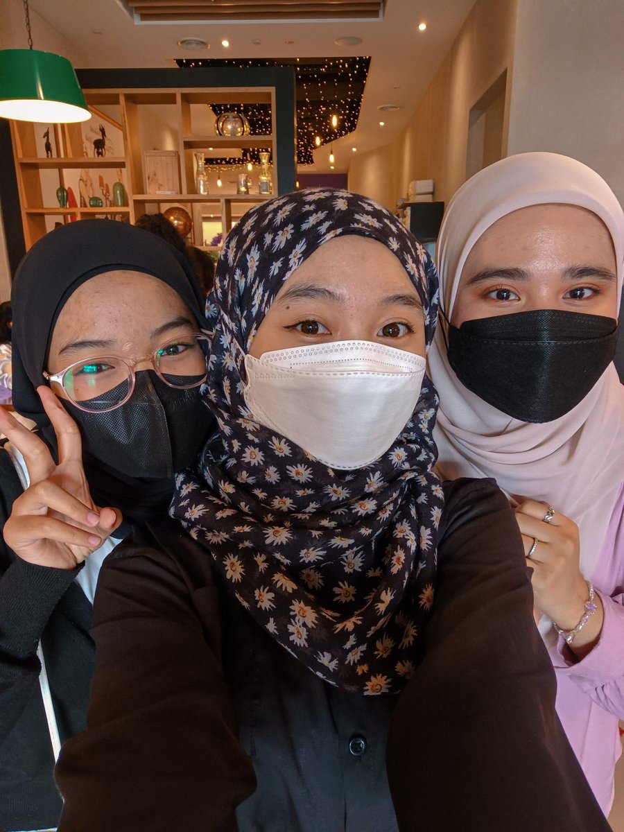 nrfatinltfi's tweet photo. had so much fun meeting my pretty engenes today. i just hope i’m not too shy next time to approach people first 😭 love you guys sm ❤️
#LightOfOctober #EuphoricVirtuosoinKL https://t.co/1lvP2dNRGU