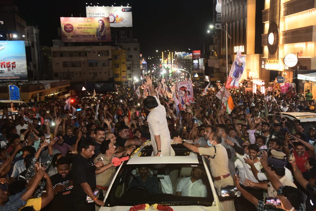 JanaSenaParty's tweet photo. మీడియా వాహనాన్ని ఆధీనంలోకి తీసుకున్న పోలీసులు. డీసీపీ సుమిత్ గరుడ ఓవర్ యాక్షన్.
శ్రీ పవన్ కళ్యాణ్ గారి వాహనంపైకి ఎక్కి... ప్రజలకు శ్రీ పవన్ కళ్యాణ్ గారు కనిపించకుండా అతిగా ప్రవర్తన.
పోలీసు వ్యవహార శైలిని తీవ్రంగా నిరసిస్తున్న జనసేన శ్రేణులు. https://t.co/thcIbcd8kp