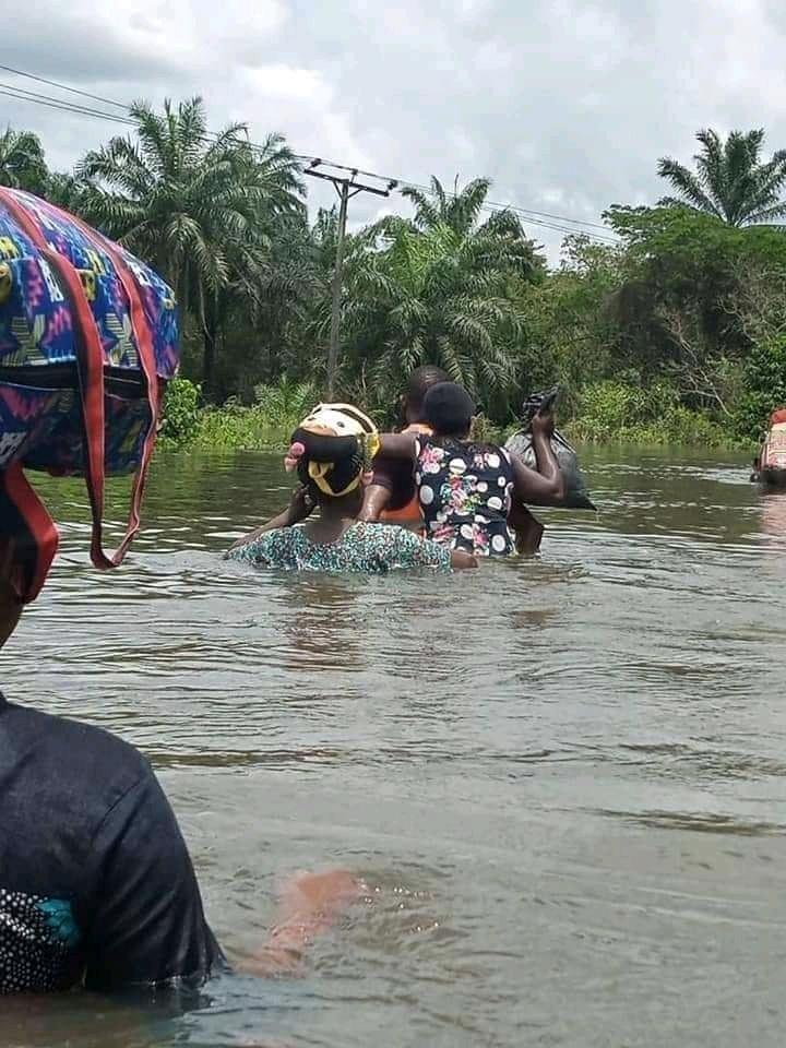 Ellenaoma's tweet photo. Abeg my portharcourt family any body get idea on where we fit get speed boat? My people are stranded in the village, no way to come out and the water is increasing per hour Please help Ahoada west people please 😥😥😥.
@AskPHPeople 
#floodinNigeria https://t.co/ntAQOvtTLf