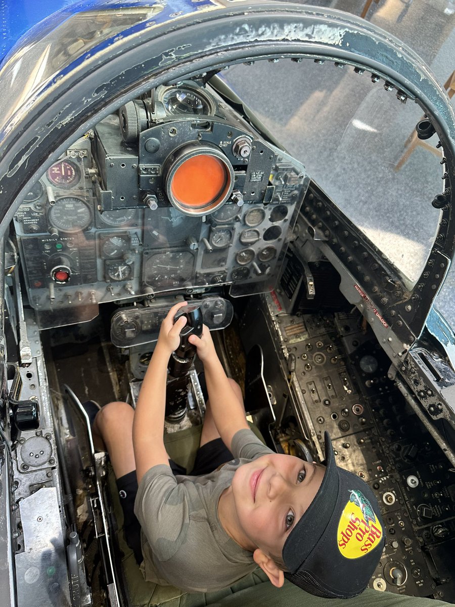 tlampley12's tweet photo. @BlueAngels I think we have a future pilot on our hands.  Thank you Capt. Brian Kesselring for making his day. #USNavy #blueangels https://t.co/injMZYEH3e