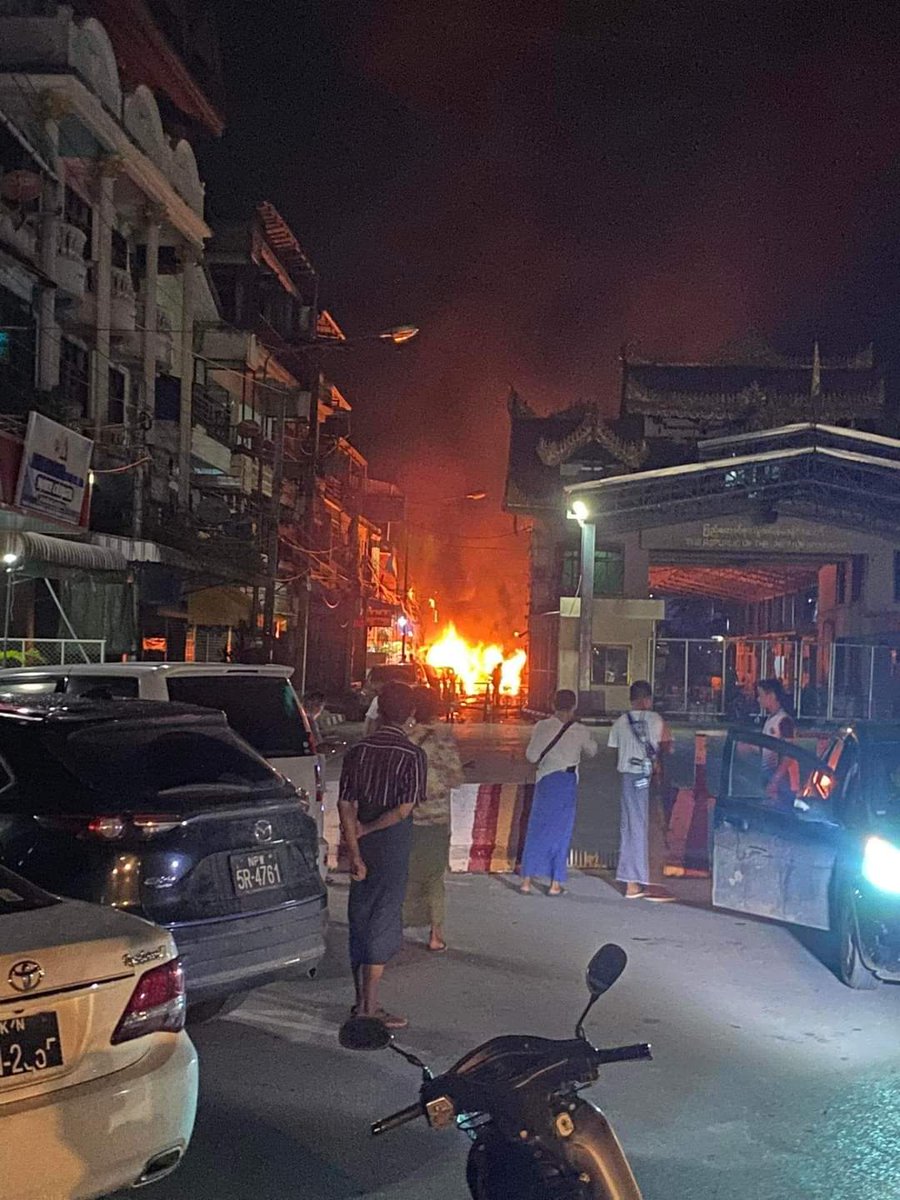MayWongST's tweet photo. Local media reporting 2 bombs said to have gone off on Myanmar side of #Myawaddy, near 1st #Thailand-#Myanmar Friendship Bridge in #MaeSot #Tak province. In April 2022, similar incident happened where car bomb exploded near border https://t.co/uMhZpvCtXn #WhatsHappeninglnMyanmar https://t.co/hIdoMf39v0
