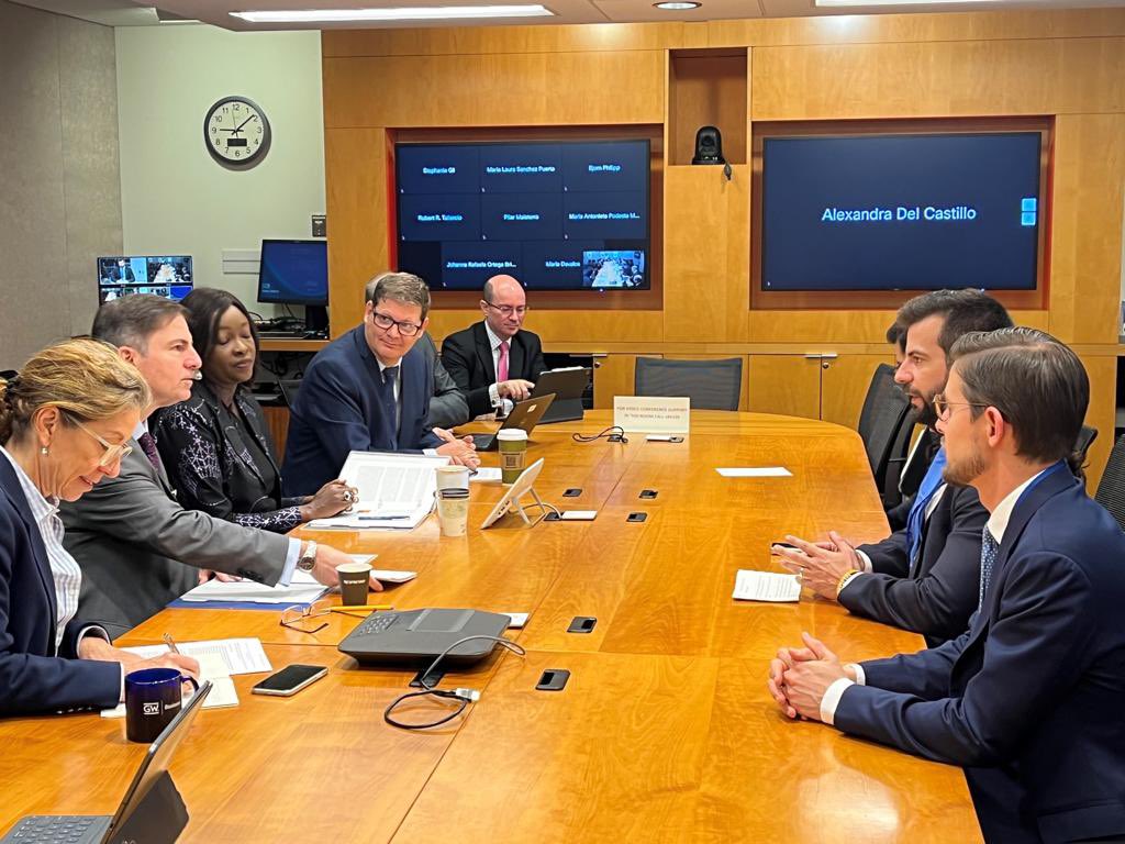 FinanzasEc's tweet photo. 🗓Agenda internacional 
El ministro @parosemena, tuvo un encuentro con @CF_jaramillo, VP del @BancoMundialLAC, para reafirmar el compromiso con la inversión mediante buenas relaciones con aliados estratégicos para llevar a cabo el #PlanEconómicodeReactivación con #enfoquesocial https://t.co/hSdgMjIxMI