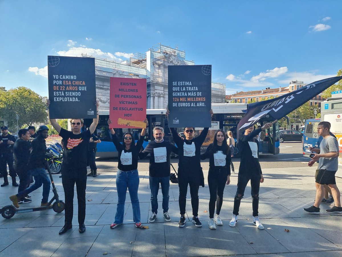 Esta tarde <a href="/MADRID/">Ayuntamiento Madrid</a> junto a otras 70 países se unes contra la #tratadepersonas organizadas por <a href="/a21spain/">A21 España</a> 
Madrid encabeza esta lucha con el primer Centro de Emergencia municipal para victimas de Trata de España. 
#21Medidas