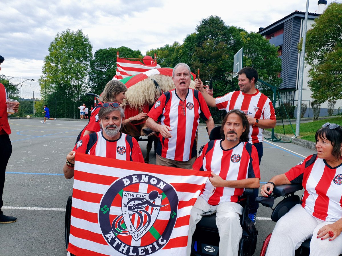 DenonPena's tweet photo. Disfrutando con el gran ambiente en Gamiz-Fika 
AUPA ATHLETIC 🇦🇹 ❤🤍❤ https://t.co/zZ4RMhUmct