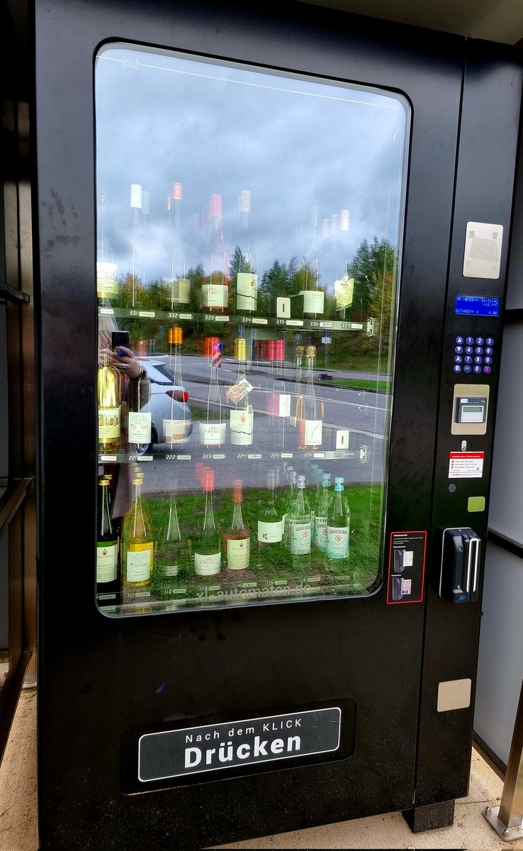 ScandiTina's tweet photo. I'll see your poxy bottled pop vending machine, and raise you!!
#WineVendingMachine
#Mosel #WineCountry https://t.co/7M0P2QGoMJ