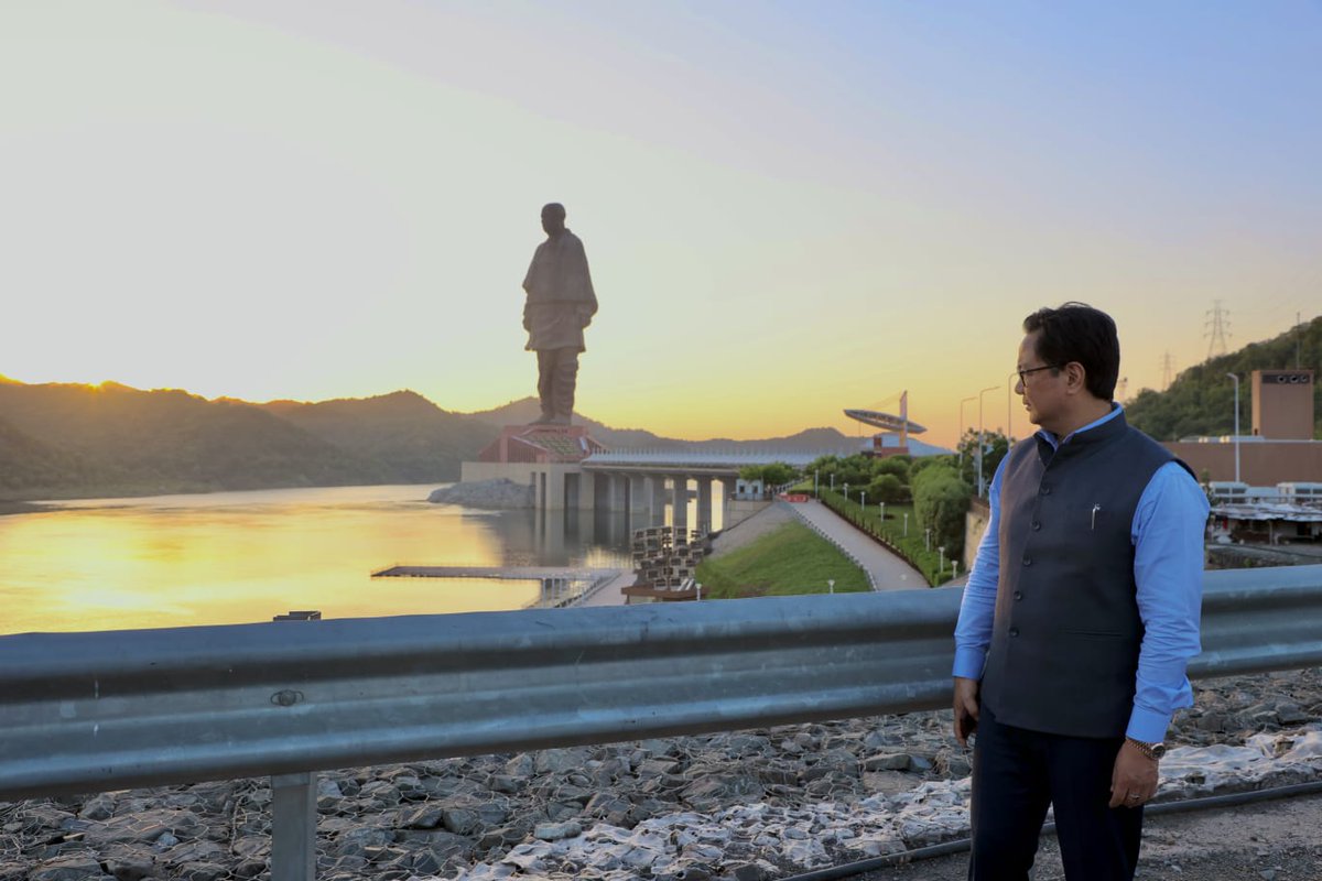 RijijuOffice's tweet photo. Hon'ble Union Minister of Law & Justice Shri @KirenRijiju ji, Hon'ble MoS for Law & Justice Shri @spsinghbaghelpr ji, along with Law Ministers & Law Secretaries of India visited the Statue of Unity, Kevadia, Gujarat.
#LMLS https://t.co/ggqCCgPIWk