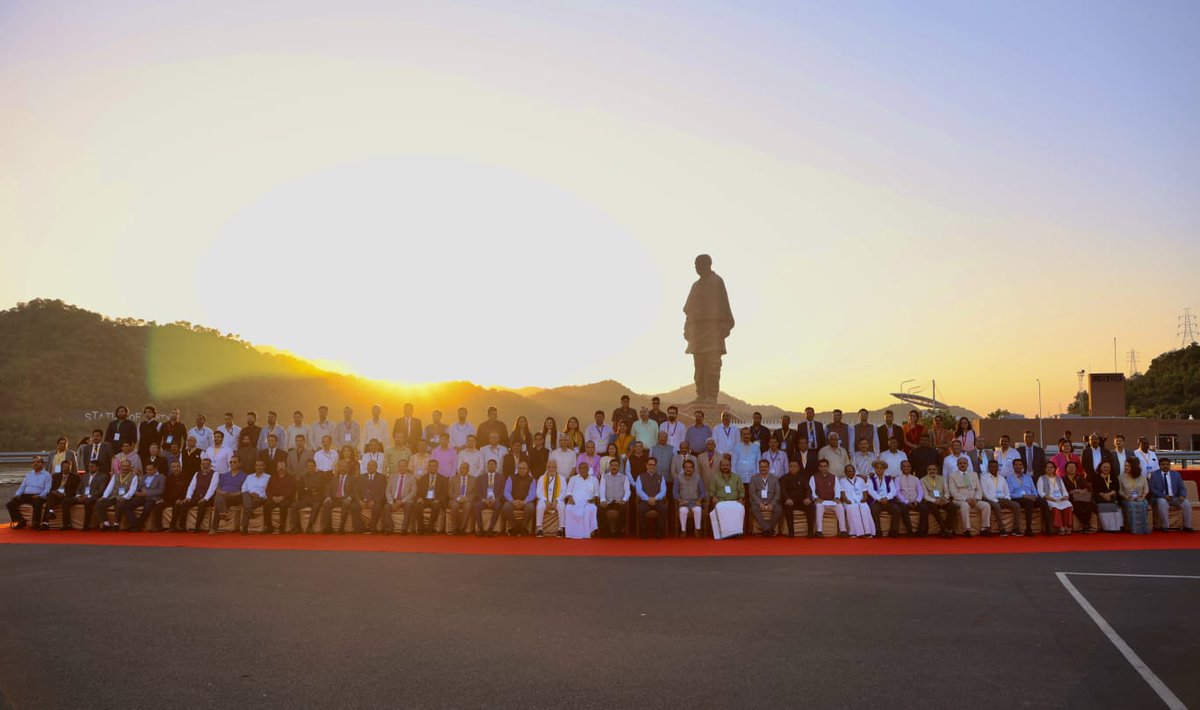 RijijuOffice's tweet photo. Hon'ble Union Minister of Law & Justice Shri @KirenRijiju ji, Hon'ble MoS for Law & Justice Shri @spsinghbaghelpr ji, along with Law Ministers & Law Secretaries of India visited the Statue of Unity, Kevadia, Gujarat.
#LMLS https://t.co/ggqCCgPIWk