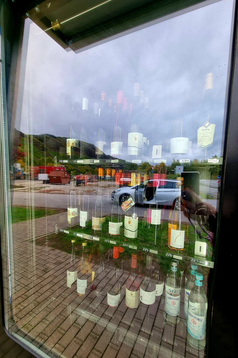 ScandiTina's tweet photo. I'll see your poxy bottled pop vending machine, and raise you!!
#WineVendingMachine
#Mosel #WineCountry https://t.co/7M0P2QGoMJ
