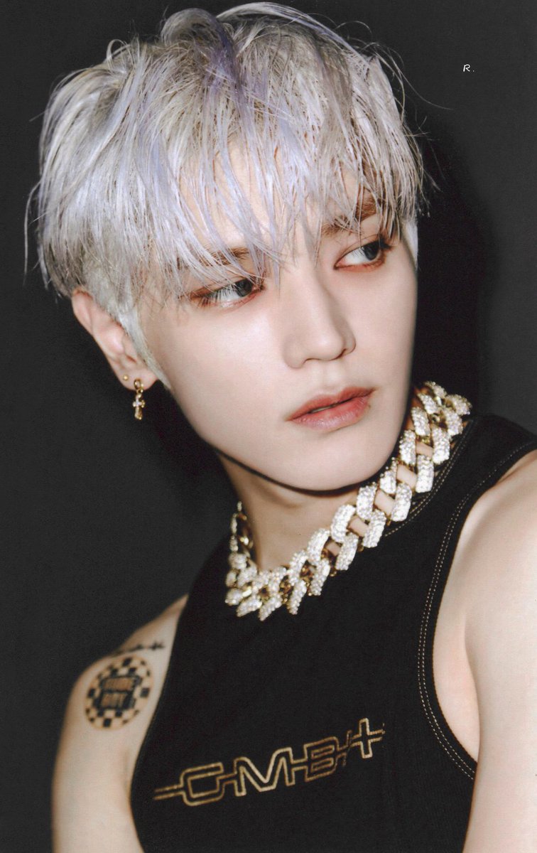 leeACEtaeyong's tweet photo. THE FACE CARD #TAEYONG https://t.co/hwVNQKIZCm