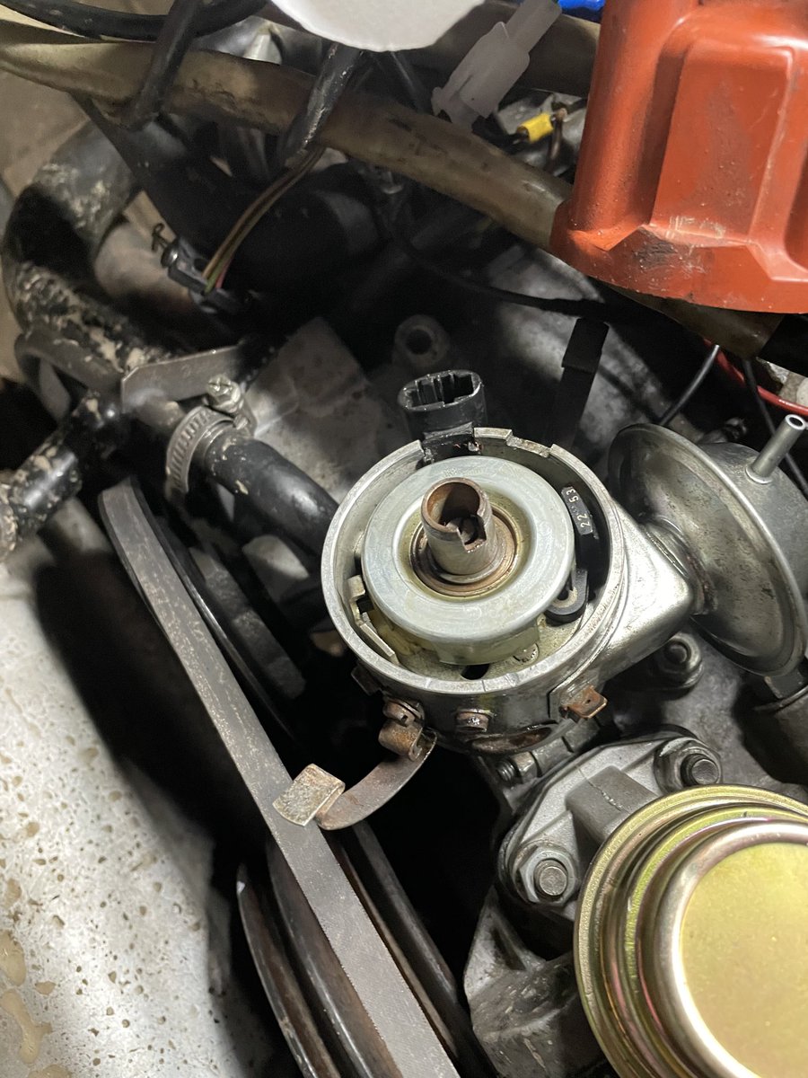 akciddento's tweet photo. Addressing the oil leak that appears to come from the distributor on the #vwt3 doka reveals the rubber oil seal is perished and so stiff it cracks when trying to remove it - new seal - slot back in - leak hopefully solved https://t.co/zSz3rZAyV1