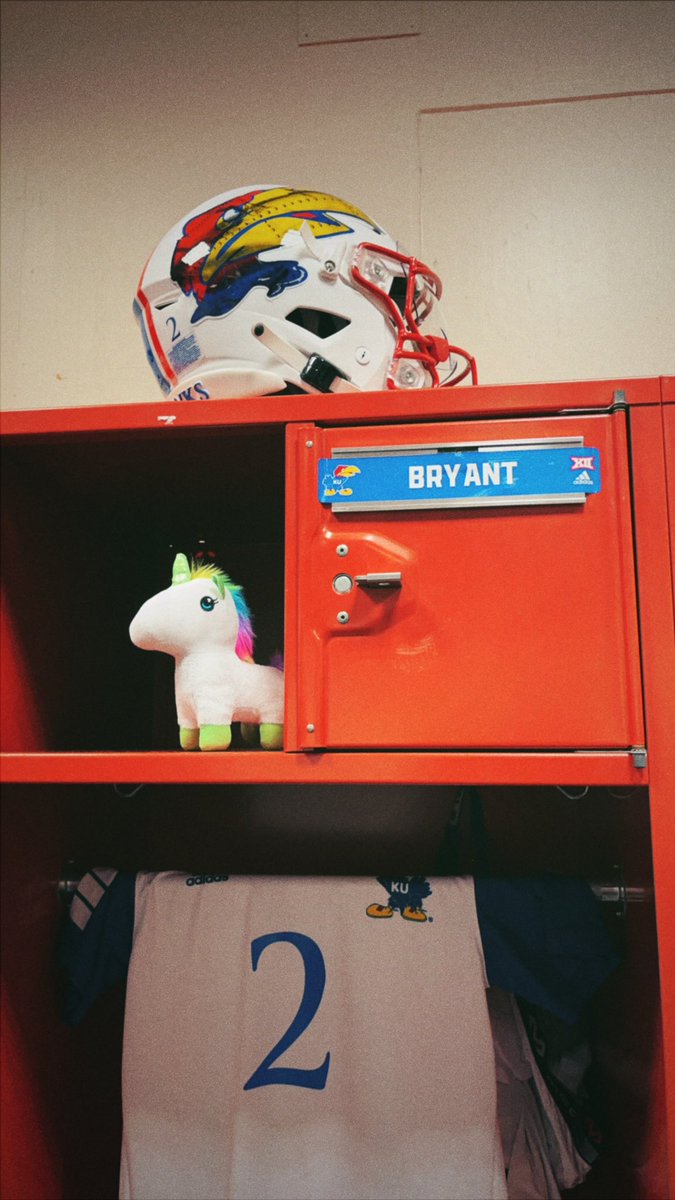 just a few minutes till kick off, are you ready?! the hawks sure are. going old school with our jerseys this week, Jason Bean and Cobee Bryant are gonna look flyyy on the field. hope you’re tuned in… rock chalk - green BEAN