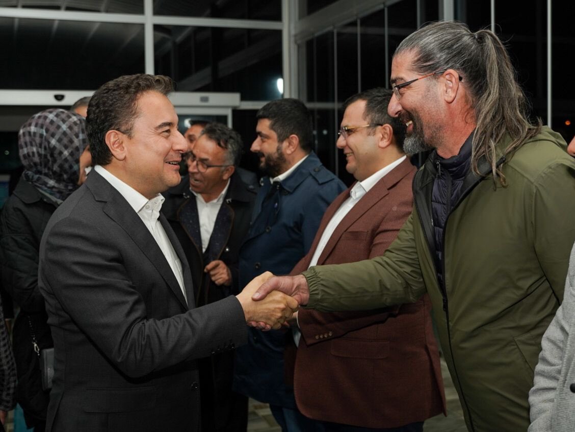 EkremYilmazDR's tweet photo. Genel Başkanımız Sn Ali Babacan Erzurum ‘da idi. Bu defa miting nasip olmadı, inşallah çok yakın zamanda onuda gerçekleştireceğiz. Birkaç gündür yakından görüyor gözlemliyorum: Erzurum’da DEVA hazır.   @alibabacan @drerhanerol @BingolVahit @devaerzgenclik @erzurumkadinda https://t.co/a9cDvFHZPB