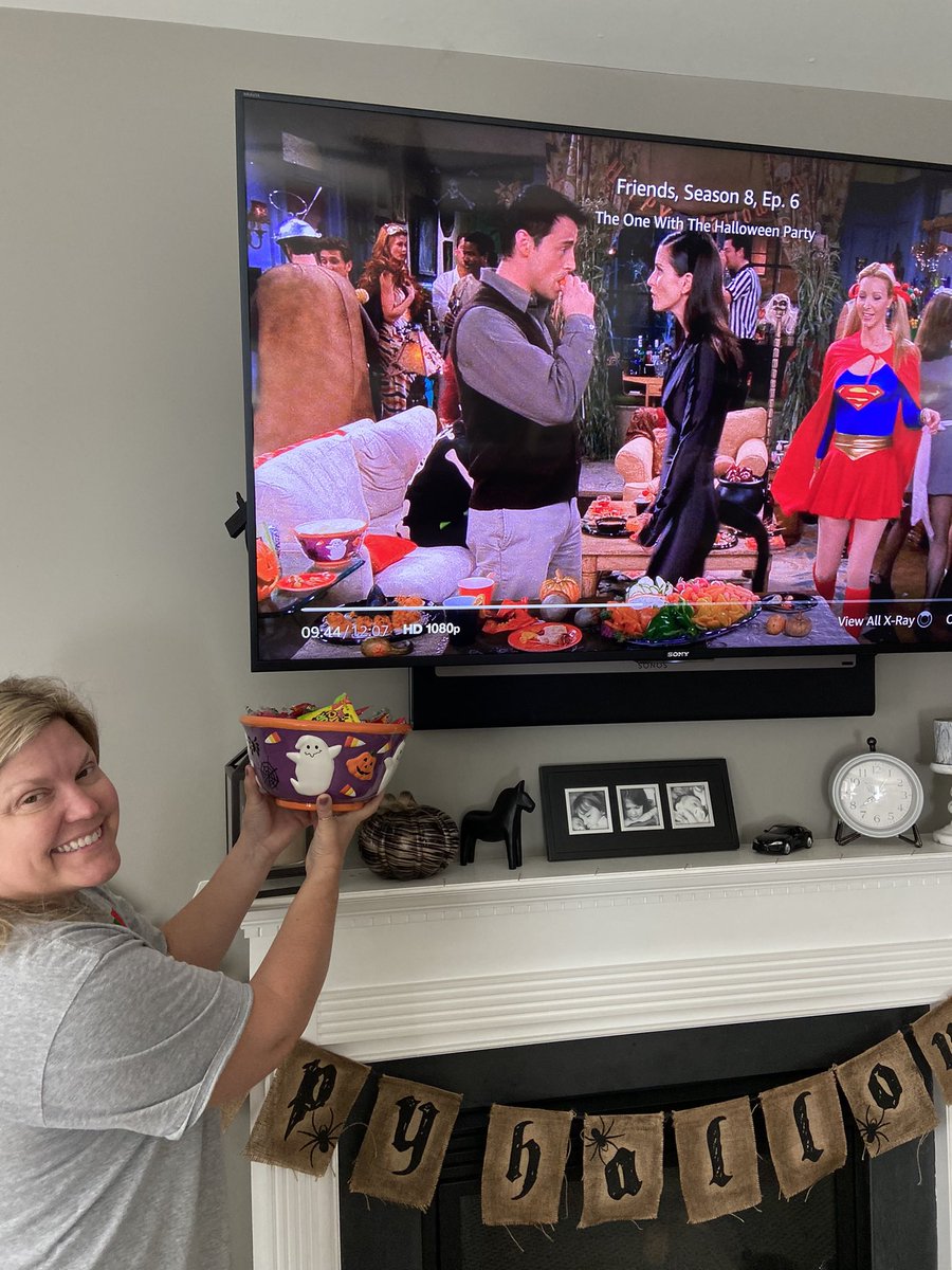 Mar__G_3's tweet photo. Watching the Friends Halloween episode and my stepmom spots the same exact bowl she owns!๐๐ป#FriendsSuperfan https://t.co/lsRMqK9FnW