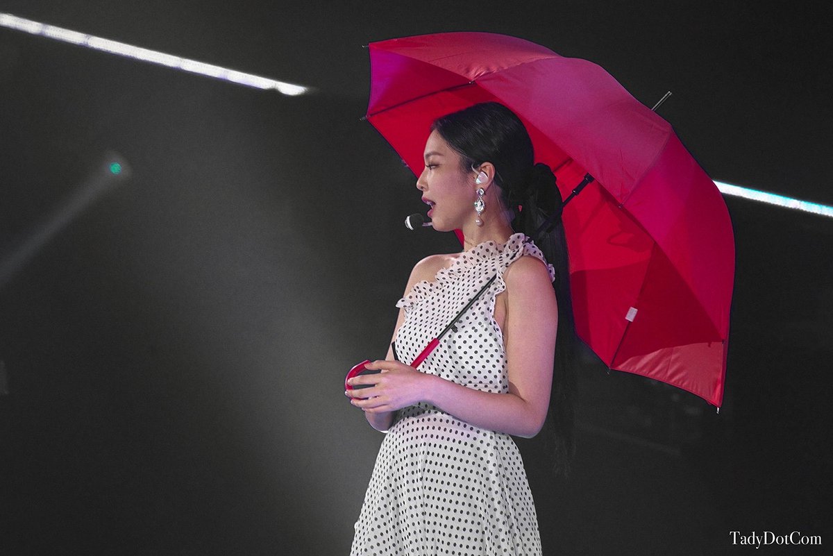 firejennie's tweet photo. one thing about jennie she’s always gonna change it up for her solo stages. she’s THAT versatile https://t.co/SEiAu1Hrn0