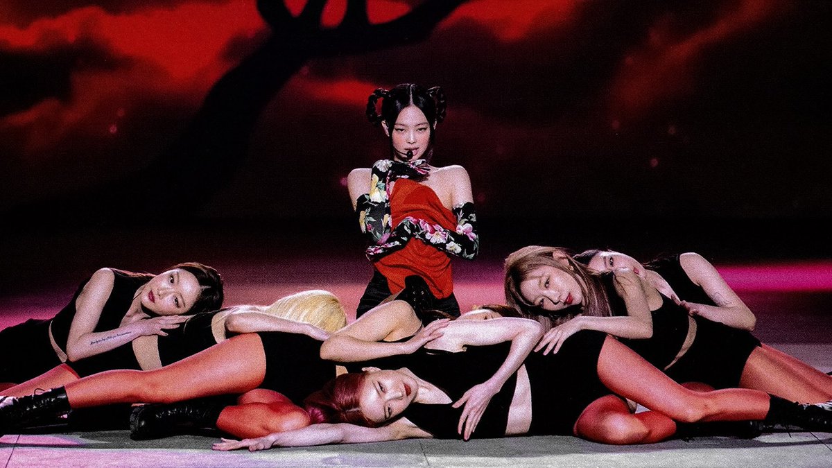 firejennie's tweet photo. one thing about jennie she’s always gonna change it up for her solo stages. she’s THAT versatile https://t.co/SEiAu1Hrn0