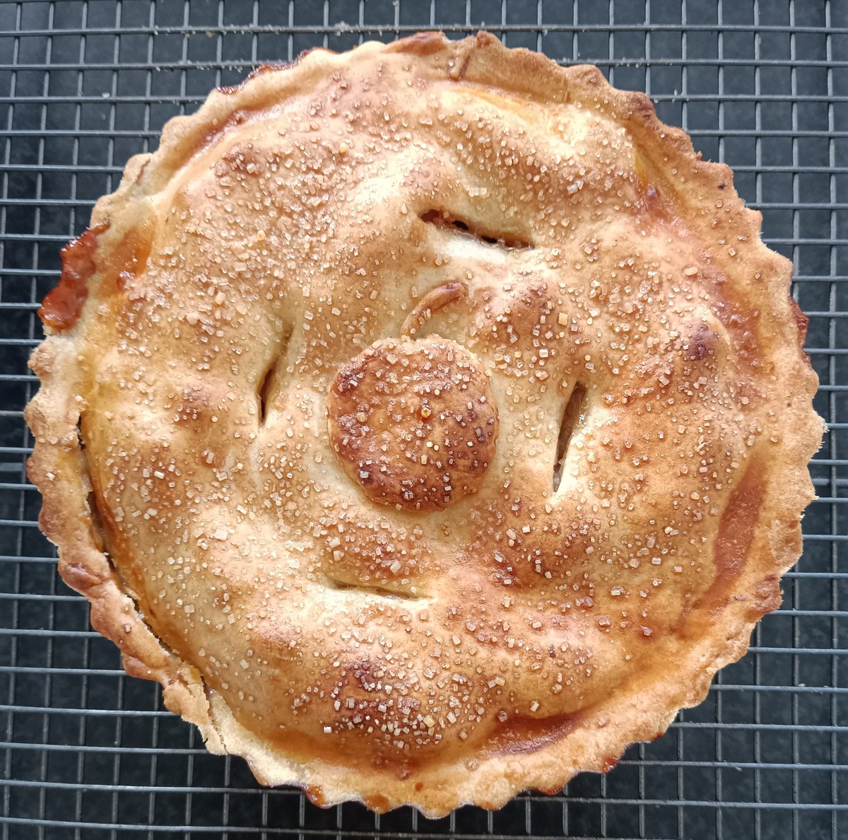 NordicLaura's tweet photo. Bramley and scrumped apple pie. #applepie #apple #Bramley #baking #homemade #scrumped #baked #pie https://t.co/1d1QOX4PLR