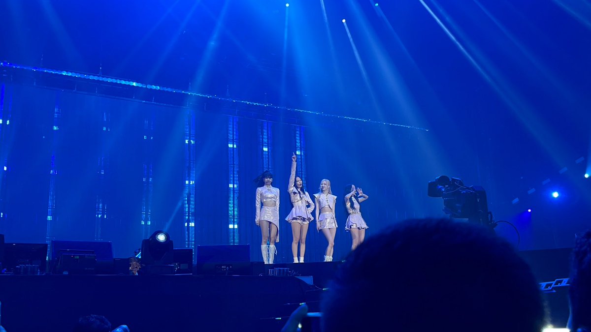jenddukie_S2's tweet photo. 221015 서울콘 #BLACKPINK #BORNPINK_SEOUL_Day1 
이 네사람을 너무 사랑해서.... https://t.co/kpLWWujkDb
