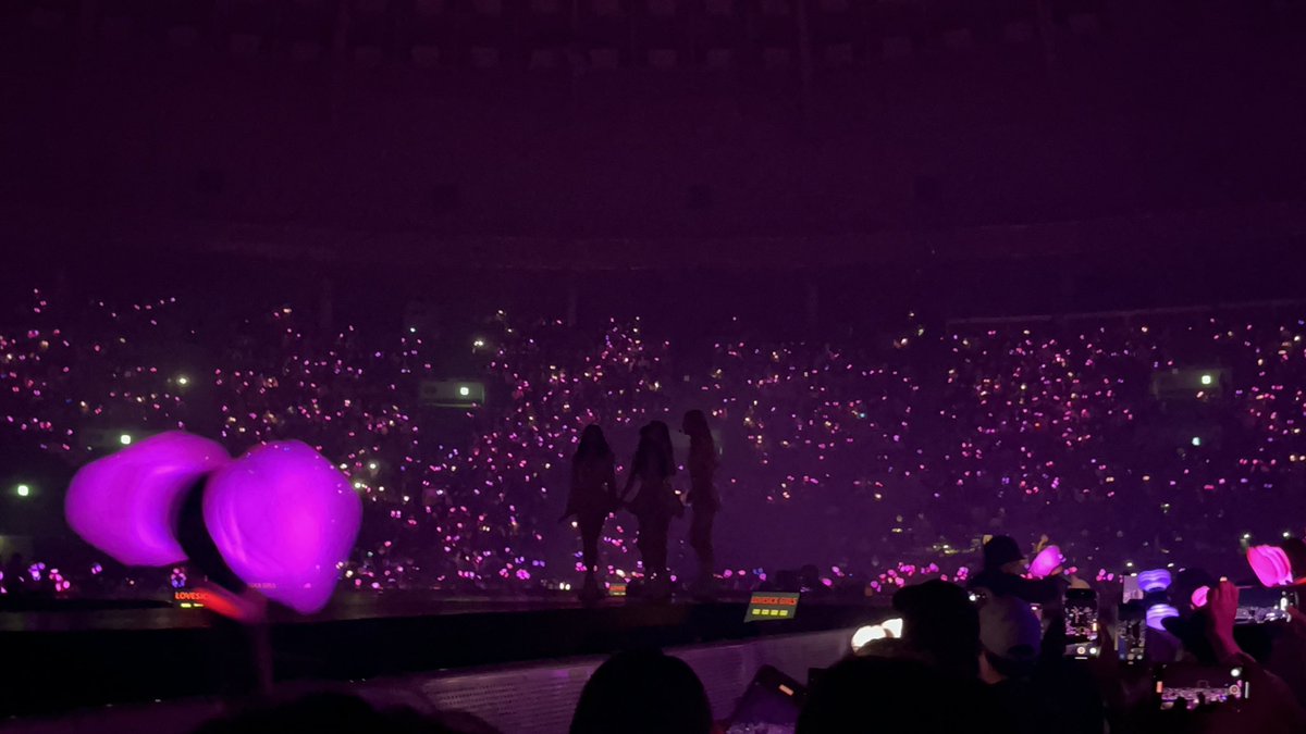 jenddukie_S2's tweet photo. 221015 서울콘 #BLACKPINK #BORNPINK_SEOUL_Day1 
이 네사람을 너무 사랑해서.... https://t.co/kpLWWujkDb