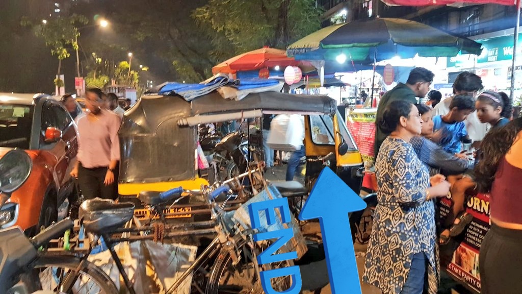 TVALMGuild's tweet photo. Hawkers are not only putting their stalls illegally but now also putting permenant parking vehicles in which they carry their stuffs parallel to occupy more space

Request @MTPHereToHelp to get this cleared immediately 

Near Dmart Lane Thakur Village Samta Nagar Division https://t.co/0sXvr7Mt9r
