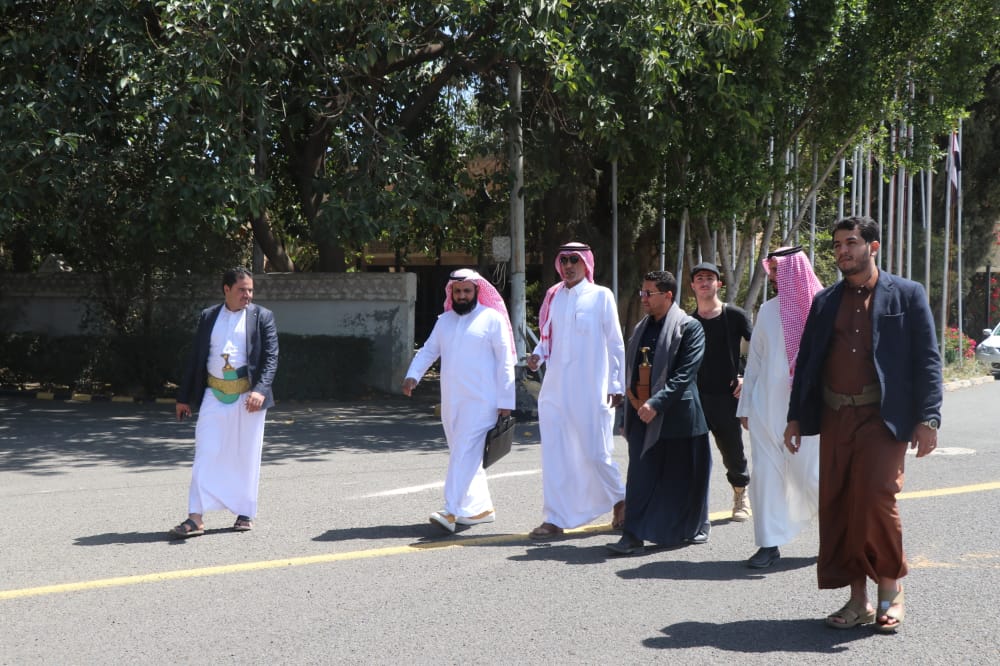 abdulqadermortd's tweet photo. ودعنا اليوم الفريق السعودي الزائر لصنعاء 
فيما استقبلنا فريقنا الوطني الذي قام بزيارة اسرانا في السعودية بعد أن إطلعوا على أحوال الأسرى وإطمئنوا عليهم وكذا تصحيح وتنقيح قوائم الأسماء المختلف عليها.
ونأمل حل بقية الاشكاليات قريباً والوصول إلى تنفيذ اتفاق التبادل. https://t.co/BpOgf8gq3Q