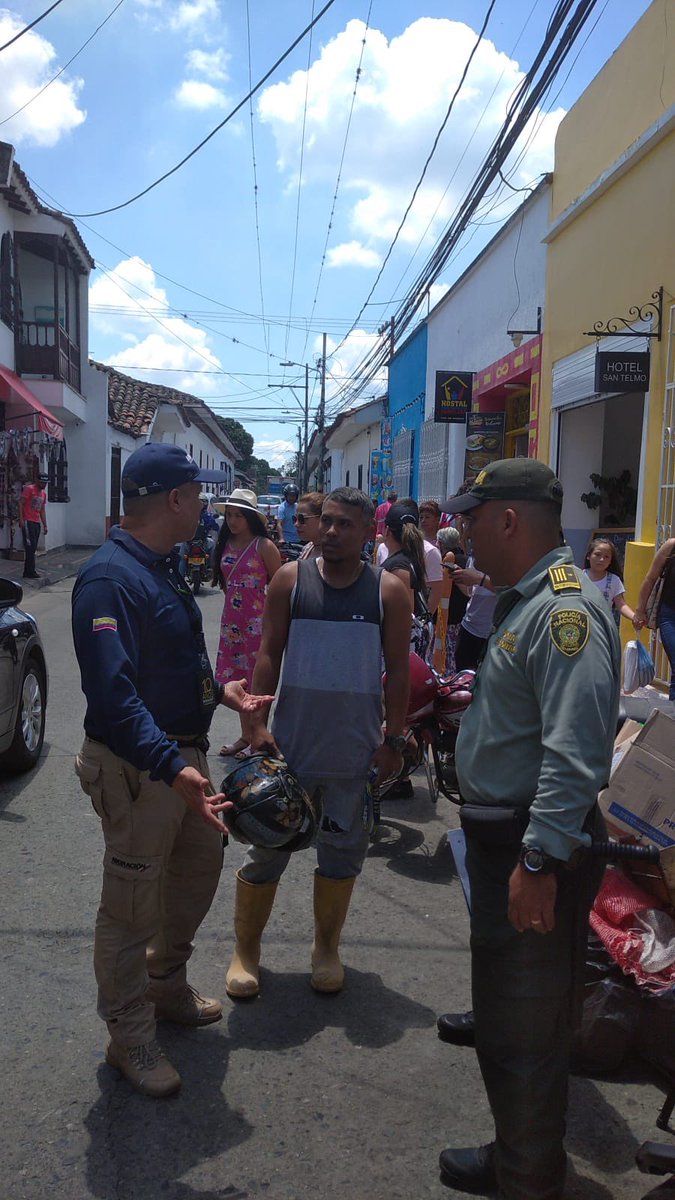 MigracionCol's tweet photo. En el marco del Festival Internacional de Intérpretes de la Canción #Festibuga, nuestros Oficiales de @MigracionCol, con el apoyo de la Policía de Turismo, realizan labores de control y verificación, en vías públicas, el terminal de transporte y hospedajes. https://t.co/vTHxxEYozK