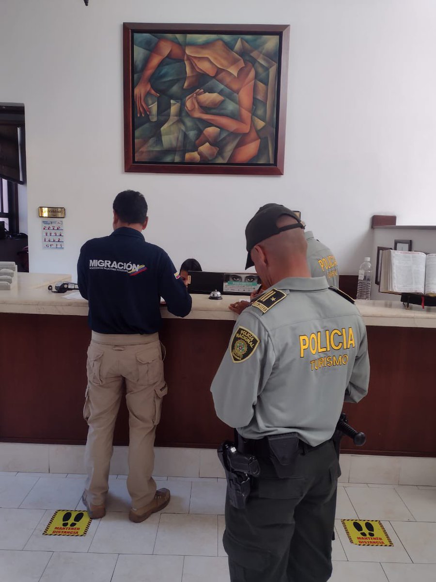 MigracionCol's tweet photo. En el marco del Festival Internacional de Intérpretes de la Canción #Festibuga, nuestros Oficiales de @MigracionCol, con el apoyo de la Policía de Turismo, realizan labores de control y verificación, en vías públicas, el terminal de transporte y hospedajes. https://t.co/vTHxxEYozK