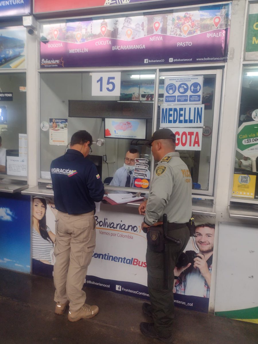 MigracionCol's tweet photo. En el marco del Festival Internacional de Intérpretes de la Canción #Festibuga, nuestros Oficiales de @MigracionCol, con el apoyo de la Policía de Turismo, realizan labores de control y verificación, en vías públicas, el terminal de transporte y hospedajes. https://t.co/vTHxxEYozK