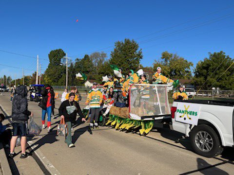 BoostersFzn's tweet photo. The winners of the 2022 FZN Homecoming Parade Floats.....
1st Place - Cheer 
2nd Place - Hockey
3rd Place - FBLA #BuiltontheNorthside https://t.co/017uqZzjVx