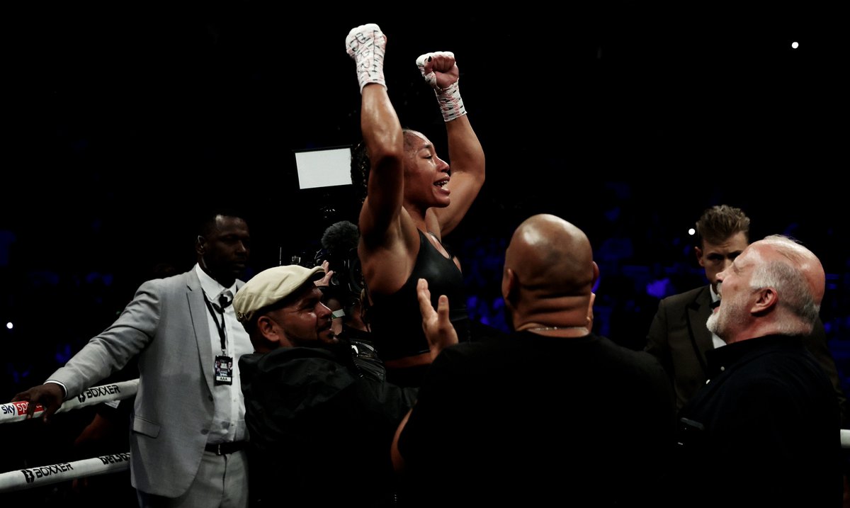 DAZNBoxing's tweet photo. U N I F I E D 👑

@alyciambaum defeats Mikaela Mayer by split decision and claims the WBC, IBF &amp; WBO super-featherweight world titles 💣 https://t.co/dw5mnwDvtZ